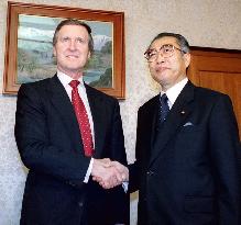 Japanese premier meets visiting U.S. defense secretary